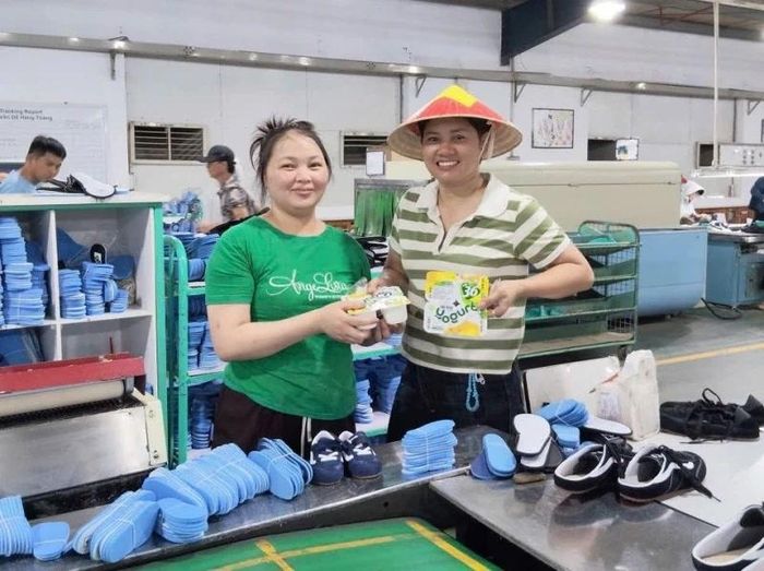 Công đoàn Công ty TNHH Giầy Sunjade Việt Nam phát sữa chua miễn phí cho công nhân trong giờ làm việc, góp phần bổ sung dinh dưỡng, giảm mệt mỏi trong sản xuất.