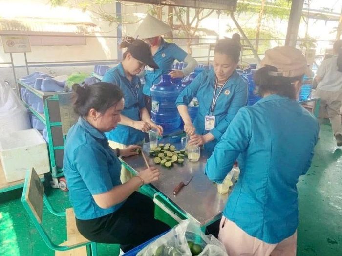 Cán bộ công đoàn Công ty TNHH Giầy Annora Việt Nam pha nước chanh đường giải khát ngày hè cho công nhân.