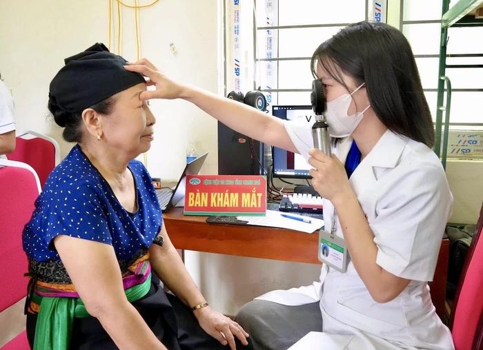 Tại chương trình, gần 40 cán bộ y tế, đoàn viên thanh niên và lực lượng phối hợp đã tổ chức khám bệnh, tư vấn sức khỏe, đo huyết áp, điện tim, khám mắt, chụp đáy mắt, siêu âm tổng quát và cấp phát thuốc miễn phí cho người dân.