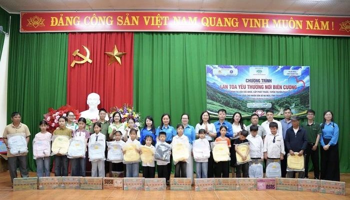 ... trao quà cho học sinh nghèo vượt khó...