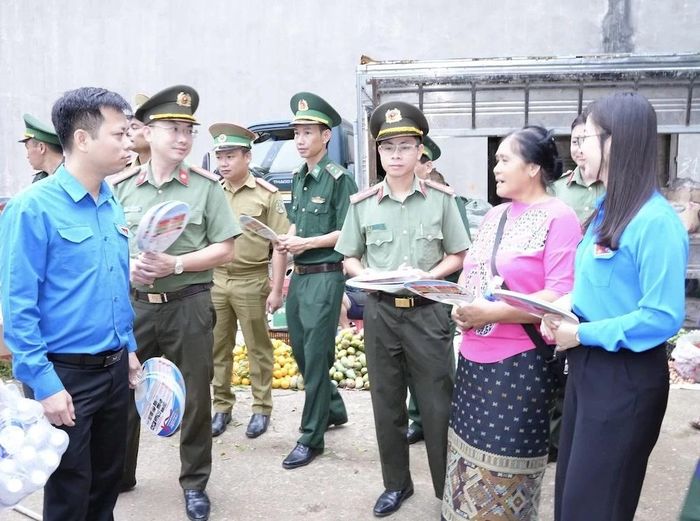 Chương trình cũng lồng ghép hoạt động tuyên truyền pháp luật, góp phần nâng cao nhận thức cho người dân địa phương.