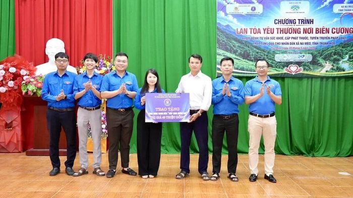 ...và hỗ trợ trang thiết bị phục vụ sinh hoạt cộng đồng; triển khai công trình thanh niên “Thắp sáng đường quê”.