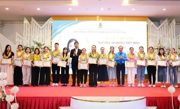Công đoàn Công ty TNHH Sakurai Việt Nam tuyên dương người lao động tiêu biểu có thành tích xuất sắc trong hoạt động công đoàn, sản xuất kinh doanh và lao động sáng tạo.