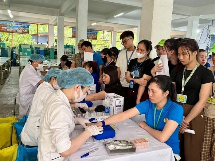 LĐLĐ tỉnh phối hợp với Công ty TNHH Medlatec Việt Nam tổ chức khám sức khỏe miễn phí cho đoàn viên, công nhân lao động.