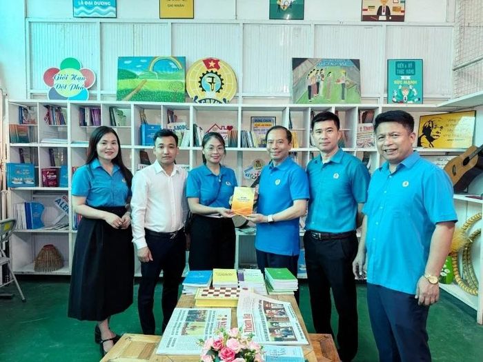 Lãnh đạo LĐLĐ tỉnh trao tặng sách và tài liệu công đoàn tại “Không gian văn hóa công nhân” Công ty TNHH Giầy Aleron Việt Nam.