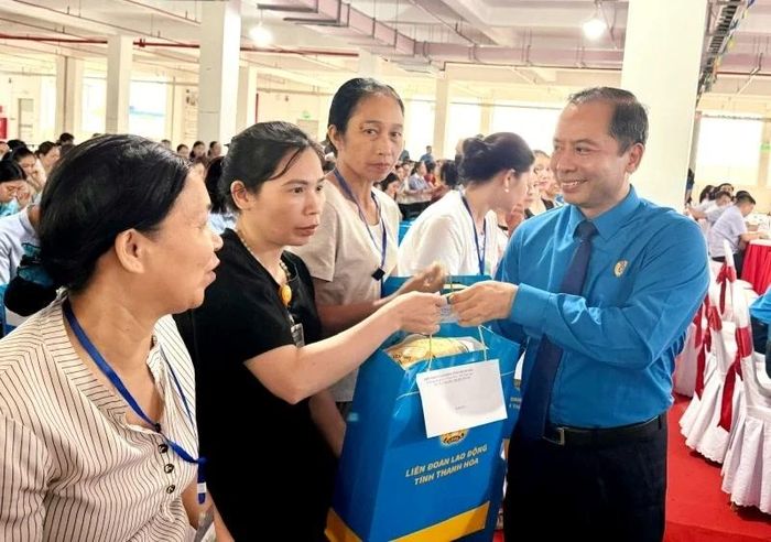 Chủ tịch LĐLĐ tỉnh Lương Trọng Thành trao quà cho đoàn viên, người lao động có hoàn cảnh đặc biệt khó khăn tại lễ phát động Tháng Công nhân năm 2026.