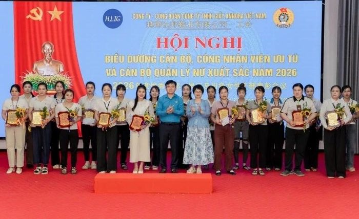 Công đoàn Công ty TNHH Giầy Annora Việt Nam phối hợp với Ban Giám đốc công ty biểu dương công nhân viên ưu tú và nữ cán bộ quản lý có thành tích xuất sắc năm 2026.