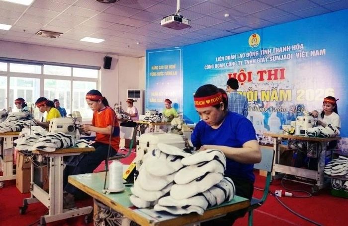 Công nhân lao động tham gia hội thi tay nghề giỏi do Công đoàn Công ty TNHH Giầy SunJade Việt Nam tổ chức.