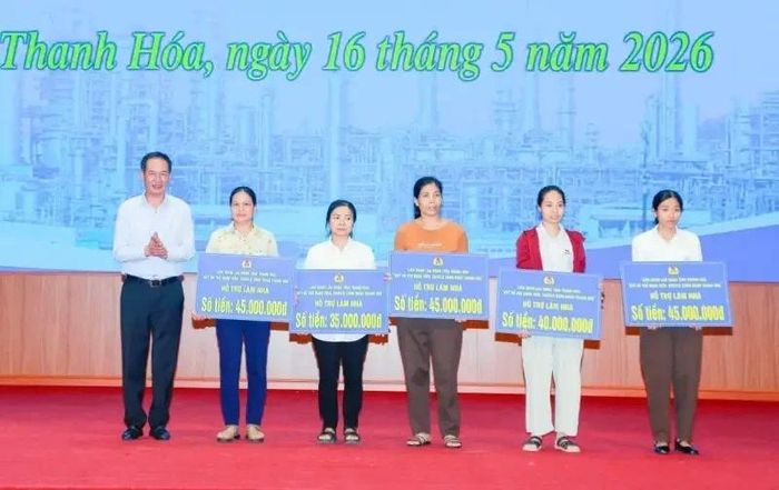 Đồng chí Trịnh Tuấn Sinh, Phó Bí thư Tỉnh ủy, Chủ tịch Ủy ban MTTQ Việt Nam tỉnh trao hỗ trợ xây dựng nhà “Mái ấm công đoàn” cho công nhân có hoàn cảnh khó khăn về nhà ở tại hội nghị đối thoại.