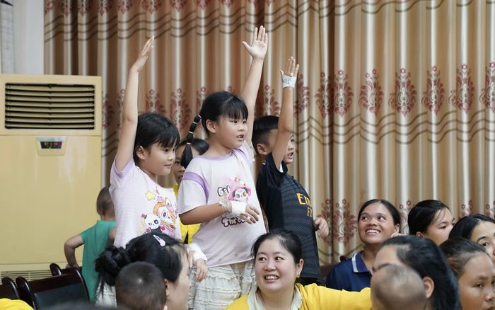 Sự háo hức hiện rõ trên gương mặt của các em nhỏ.