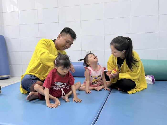 Hành trình 4 năm chữa bệnh đầy vất vả của gia đình hai em Bảo An - Minh Anh
