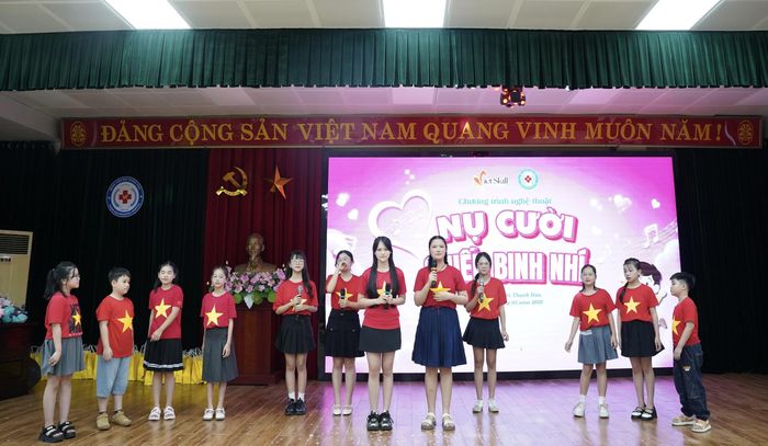 Những tiết mục văn nghệ là những món quà tinh thần ý nghĩa dành cho các “chiến binh nhí”.