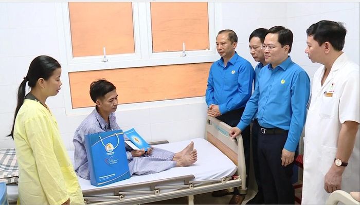 Đoàn thăm và tặng quà đoàn viên công đoàn Trịnh Văn Thao, công nhân Công ty TNHH Giầy Rollsport Việt Nam đang điều trị bệnh tại Bệnh viện Ung bướu Thanh Hóa.