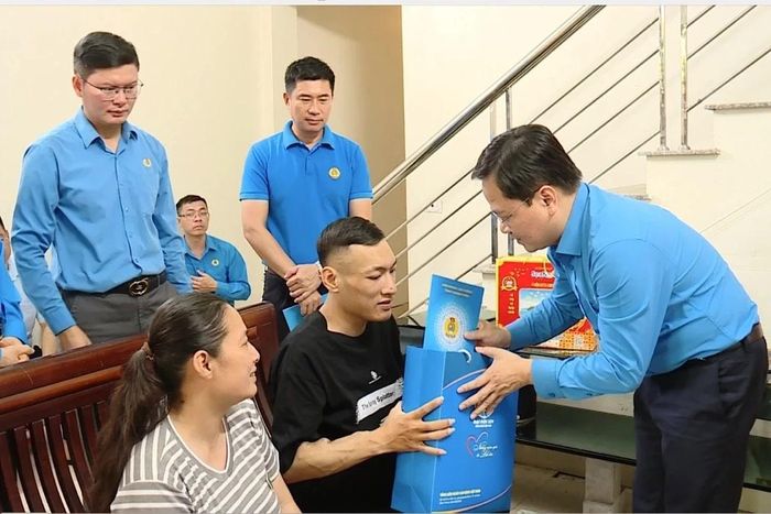 Chủ tịch Tổng Liên đoàn Lao động Việt Nam Nguyễn Anh Tuấn thăm hỏi, trao tặng quà cho đoàn viên công đoàn Nguyễn Xuân Anh, Công ty Cổ phần Môi trường và Công trình Đô thị Thanh Hóa đang điều trị bệnh hiểm nghèo.