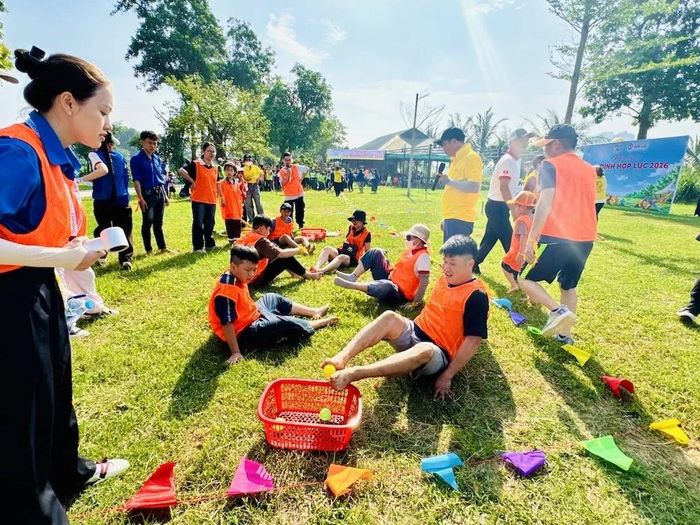 Các phần thi đòi hỏi sự phối hợp nhịp nhàng, tinh thần đồng đội và sự gắn kết giữa các thành viên trong gia đình, mang đến nhiều tiếng cười và những khoảnh khắc đáng nhớ.
