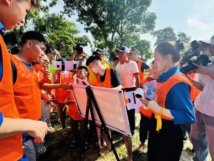 “Ngày hội Gia đình Hợp Lực năm 2026” là hoạt động văn hóa, thể thao ý nghĩa nhằm tăng cường sự gắn kết giữa các đơn vị, tạo sân chơi lành mạnh, góp phần xây dựng môi trường làm việc đoàn kết, nhân văn, đồng thời tri ân những gia đình luôn đồng hành cùng sự phát triển của Hợp Lực trong suốt chặng đường 30 năm xây dựng và trưởng thành.