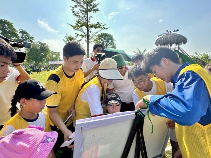 Thông qua các hoạt động tập thể, chương trình không chỉ tạo cơ hội để cán bộ, người lao động thư giãn sau những ngày làm việc vất vả mà còn góp phần thắt chặt tình cảm gia đình, nâng cao tinh thần đoàn kết, sẻ chia và xây dựng văn hóa doanh nghiệp Hợp Lực ngày càng bền vững.