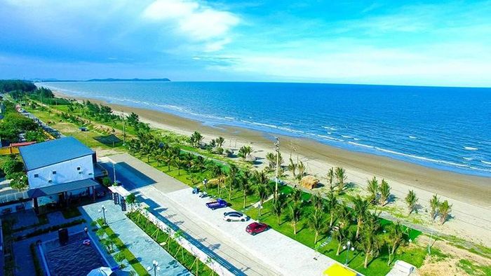 Các cơ sở lưu trú ven biển được xây dựng theo hướng hài hòa với thiên nhiên, ưu tiên không gian xanh và khoảng thoáng ven biển.