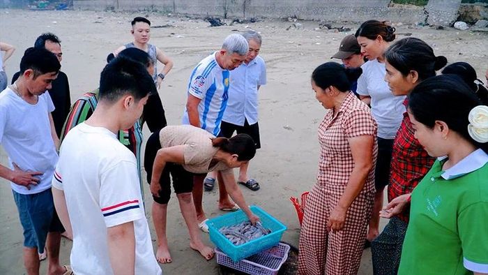 Du khách mua hải sản tươi ngay trên bãi biển Quảng Thái.