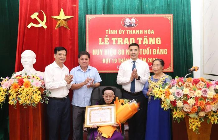 Đồng chí Nguyễn Hồng Phong, Ủy viên dự khuyết Trung ương Đảng, Phó Bí thư Thường trực Tỉnh ủy, Chủ tịch HĐND tỉnh trao Huy hiệu 80 năm tuổi Đảng cho đảng viên Đồng Thị Đài.