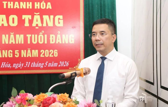 Đồng chí Nguyễn Hồng Phong, Ủy viên dự khuyết Trung ương Đảng, Phó Bí thư Thường trực Tỉnh ủy, Chủ tịch HĐND tỉnh phát biểu chúc mừng đảng viên Đồng Thị Đài.