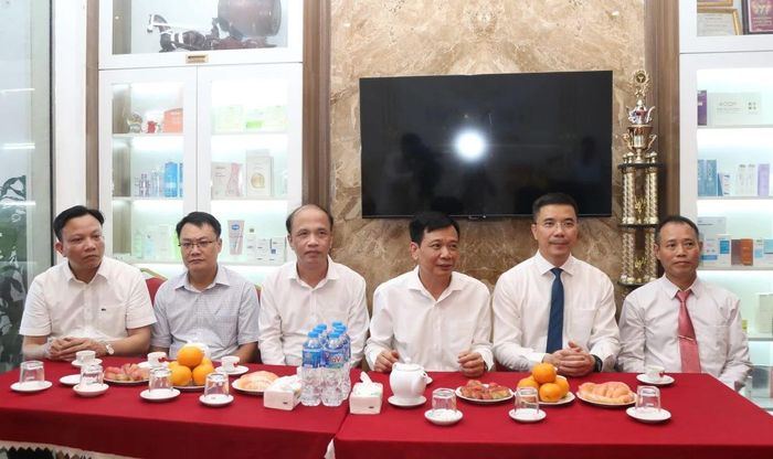 Đồng chí Nguyễn Hồng Phong, Ủy viên dự khuyết Trung ương Đảng, Phó Bí thư Thường trực Tỉnh ủy, Chủ tịch HĐND tỉnh cùng các đại biểu dự buổi lễ.