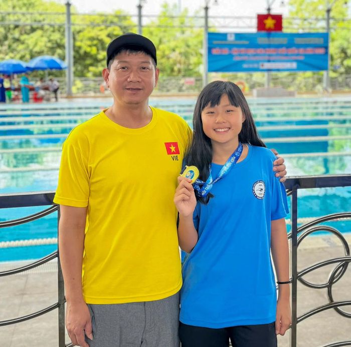 HLV Trịnh Văn Sáng chia vui với thành tích của học trò.