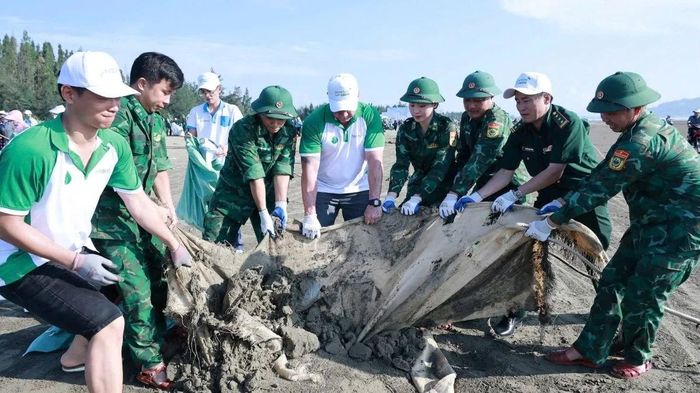 Các lực lượng cùng người lao động trong doanh nghiệp tham gia thu dọn rác thải.