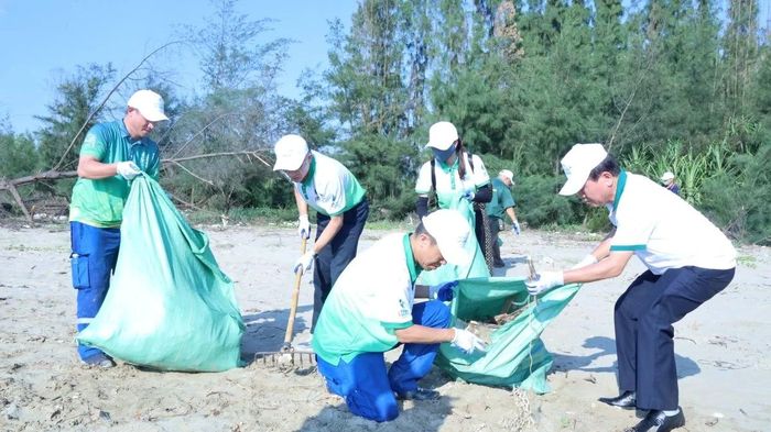 Đại diện Ban Quản lý KKT Nghi Sơn và các KCN cùng các doanh nghiệp tham gia thu dọn rác trên bãi biển.