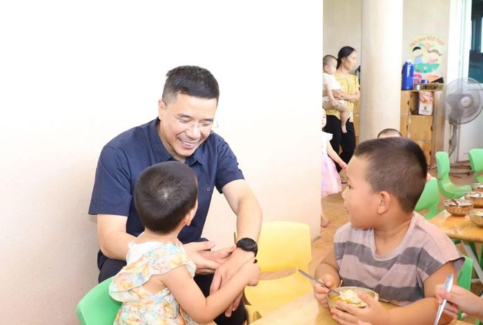 Phó Bí thư Thường trực Tỉnh ủy, Chủ tịch HĐND tỉnh Nguyễn Hồng Phong thăm hỏi, động viên các cháu thiếu nhi đang được nuôi dưỡng, giáo dục tại Trung tâm Từ thiện xã hội chùa Hồi Long.