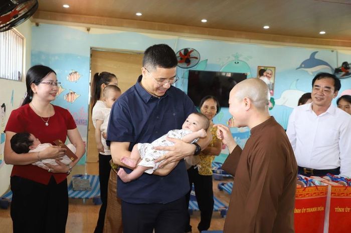 Phó Bí thư Thường trực Tỉnh ủy, Chủ tịch HĐND tỉnh Nguyễn Hồng Phong thăm và tặng quà các cháu thiếu nhi tại Trung tâm Từ thiện xã hội chùa Hồi Long.