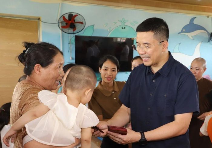 Phó Bí thư Thường trực Tỉnh ủy, Chủ tịch HĐND tỉnh Nguyễn Hồng Phong tặng quà các cháu thiếu nhi đang được nuôi dưỡng, giáo dục tại Trung tâm Từ thiện xã hội chùa Hồi Long.