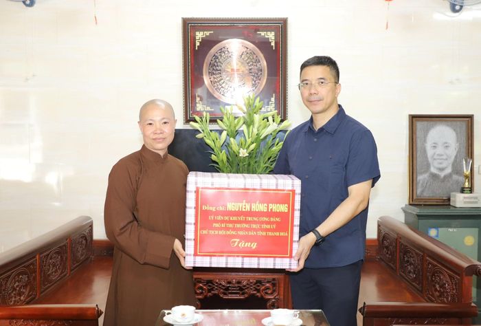 Phó Bí thư Thường trực Tỉnh ủy, Chủ tịch HĐND tỉnh Nguyễn Hồng Phong tặng quà chúc mừng chùa Hồi Long nhân Đại lễ Phật đản Phật lịch 2570.