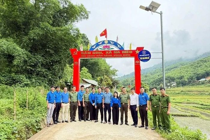 Các đơn vị hỗ trợ công trình thanh niên “Thắp sáng đường quê” tại xã Na Mèo.