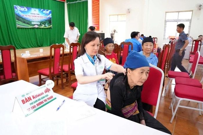 Bác sĩ khám bệnh cho người dân tại chương trình.