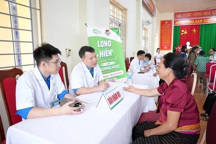 Các y, bác sĩ hướng dẫn người dân chăm sóc sức khỏe.