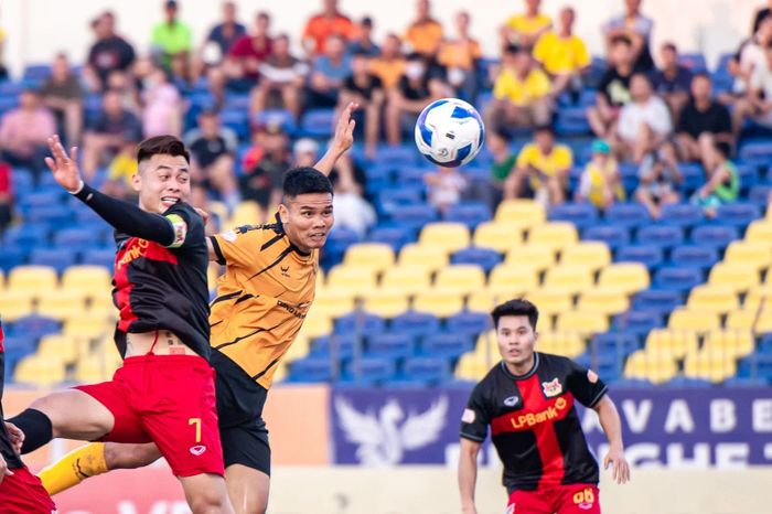 Văn Thắng bỏ lỡ cơ hội ở pha đánh đầu cận thành.