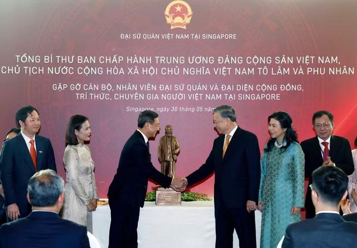 Tổng Bí thư, Chủ tịch nước Tô Lâm và Phu nhân cùng Đoàn đại biểu cấp cao đã gặp cán bộ, nhân viên Đại sứ quán Việt Nam tại Singapore cùng đông đảo bà con kiều bào, chuyên gia, trí thức Việt Nam sinh sống, học tập và làm việc tại đây. Ảnh: TTXVN