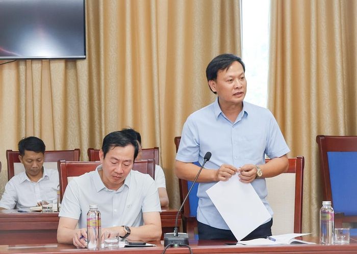 Giám đốc Ban Quản lý dự án đầu tư xây dựng công trình dân dụng và công nghiệp tỉnh Nghệ An Vương Đình Nhuận báo cáo tại buổi làm việc