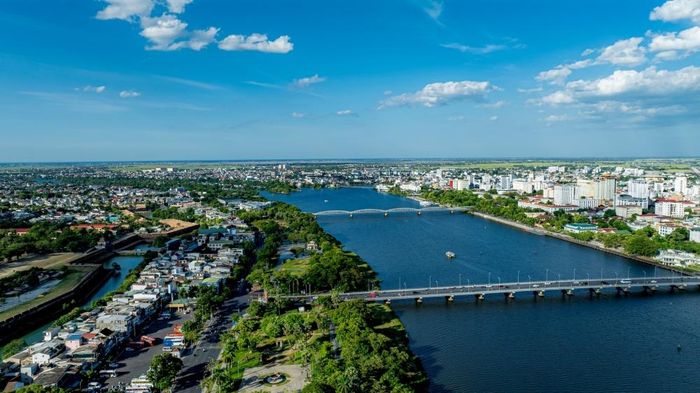Huế phấn đấu trở thành thành phố Festival đặc trưng của Việt Nam; là trung tâm lớn, đặc sắc của khu vực Đông Nam Á về văn hóa, du lịch và y tế chuyên sâu.