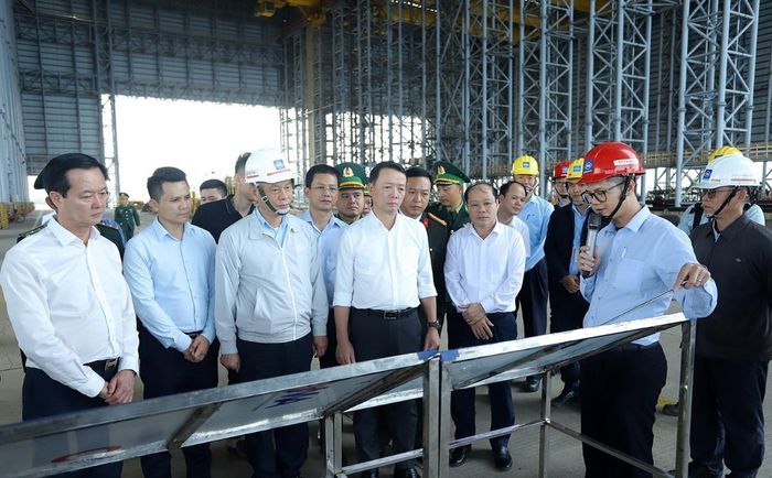 Chủ tịch UBND tỉnh Hà Tĩnh Phan Thiên Định đi kiểm tra tại cảng Sơn Dương Formosa Hà Tĩnh. Ảnh: Văn Đức