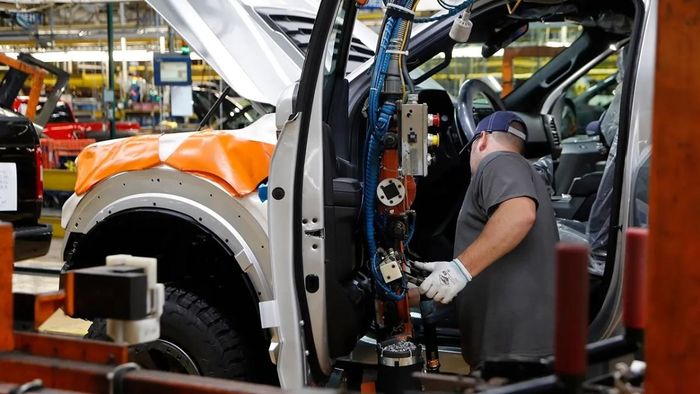 Thông tin trên Reuters cho hay rằng các nhà đàm phán của Mỹ đang theo đuổi yêu cầu về tỷ lệ nội địa hóa ô tô dành riêng cho Mỹ. Các quan chức thương mại Mỹ đã thông báo cho các nhà vận động hành lang trong ngành về đề xuất tỷ lệ nội địa hóa của khu vực 82%, nhưng vẫn chưa rõ con số đó, hoặc yêu cầu giá trị 50% của Mỹ, sẽ được tính toán như thế nào. Ảnh minh họa: Foxbusiness.