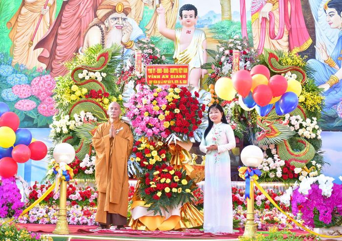 Tỉnh ủy, HĐND, UBND, Ủy ban MTTQ Việt Nam tỉnh An Giang tặng lẵng hoa chúc mừng đại lễ.