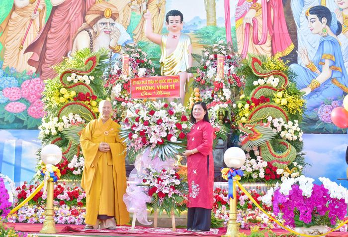Các sở, ngành tỉnh và địa phương tặng lẵng hoa chúc mừng đại lễ.