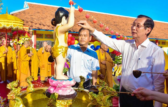 Cử hành nghi lễ cúng dường Đại lễ Phật đản.