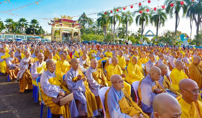 Các đại biểu, khách mời cùng tăng ni, phật tử đến tham dự buổi lễ.