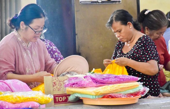 Vải dâng Bà thường là loại vải gấm cao cấp hoặc phi bóng mềm mại, có màu sắc sặc sỡ, thể hiện sự quý phái.