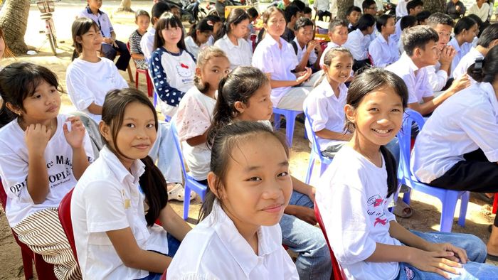 Học sinh tham dự lễ khai giảng lớp tại chùa Prey Veng.
