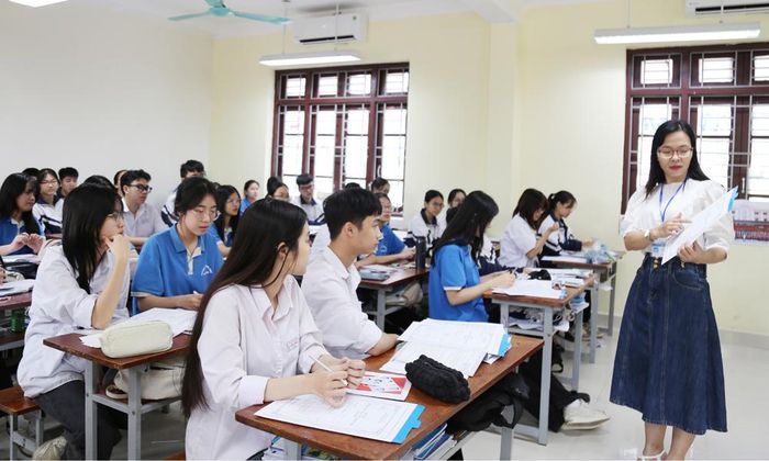 Giáo viên Trường Trung học phổ thông Hàm Long (phường Nam Sơn) hướng dẫn học sinh khối 12 làm thủ tục dự thi tốt nghiệp trung học phổ thông năm 2026.