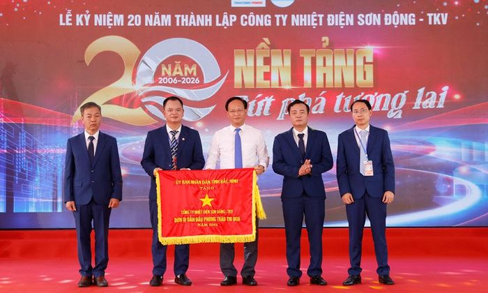 Phó Chủ tịch UBND tỉnh Phạm Văn Thịnh trao Cờ thi đua của UBND tỉnh cho tập thể Công ty Nhiệt điện Sơn Động - TKV.